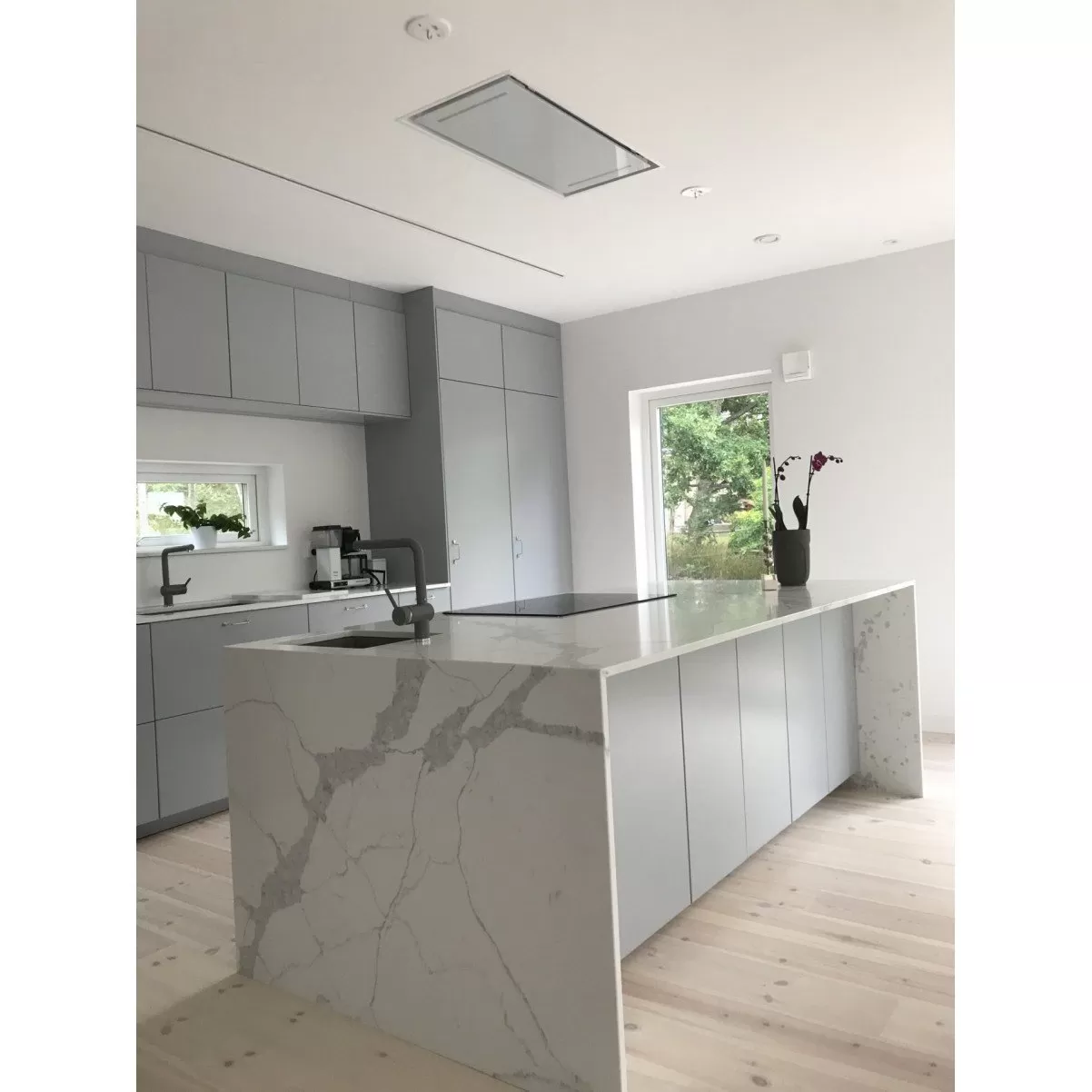 Premium line tak integrerad köksfläkt Swedluxury ALFA α vit glas