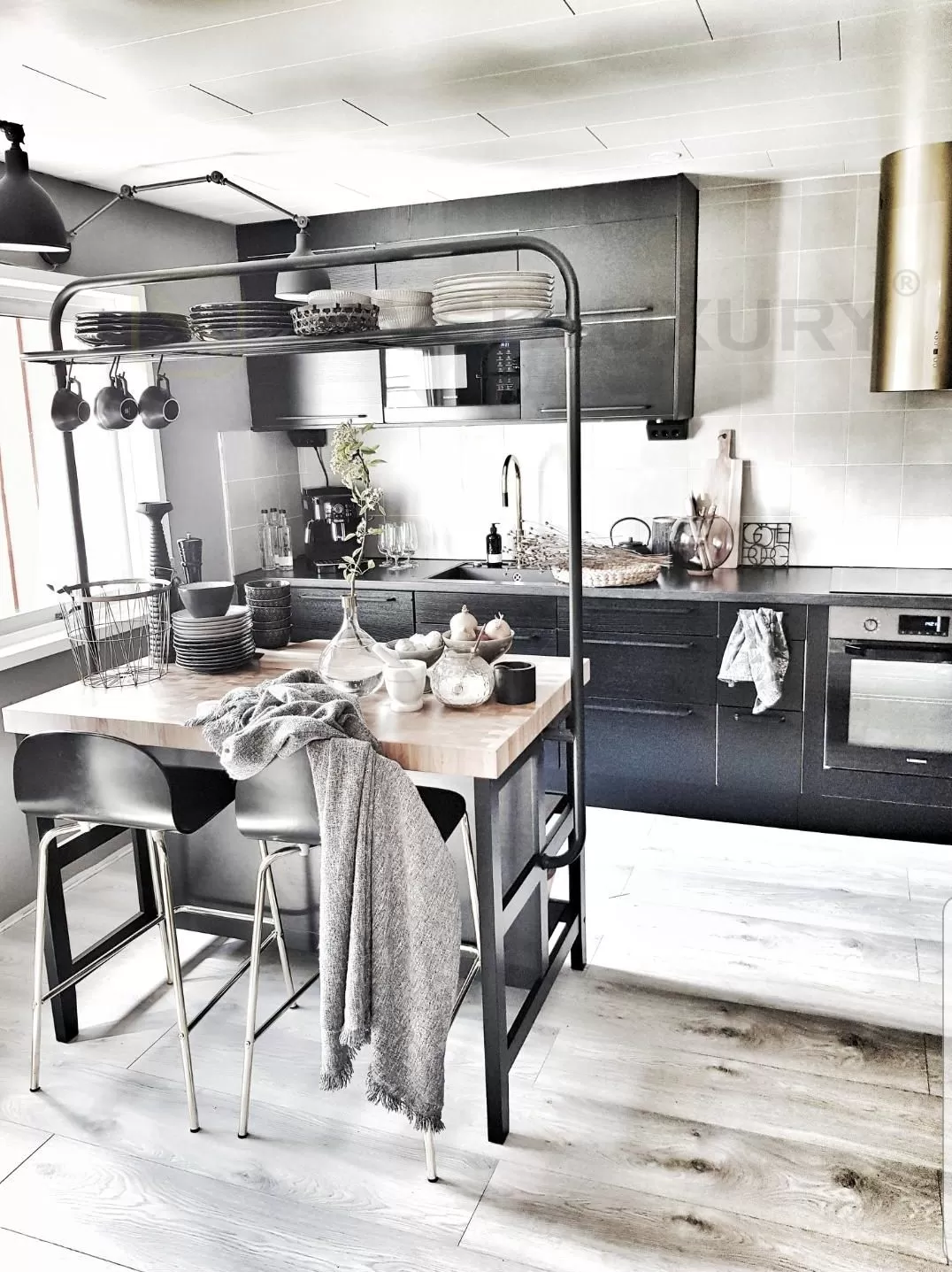 swedluxury-cylinderformad-frihängande-köksfläkt-explorer-guld